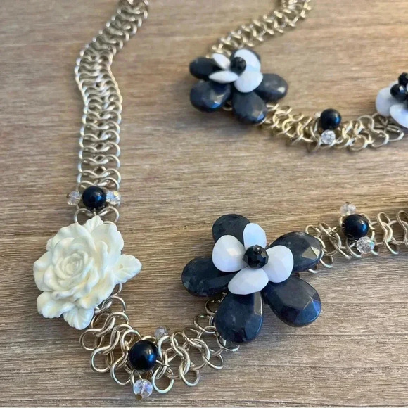 Stunning flower necklace - Picture 3 of 8